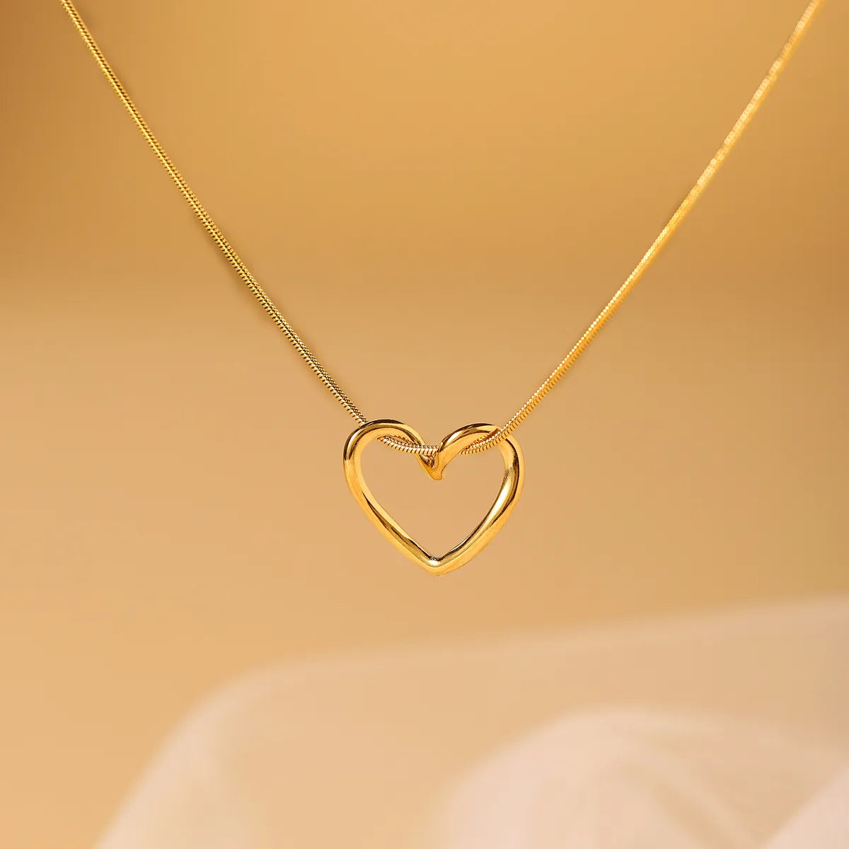 Women’s silver chain necklaces-Elegant Simple Style Heart Shape Stainless Steel Hollow Out 18k Gold Plated Pendant Necklace