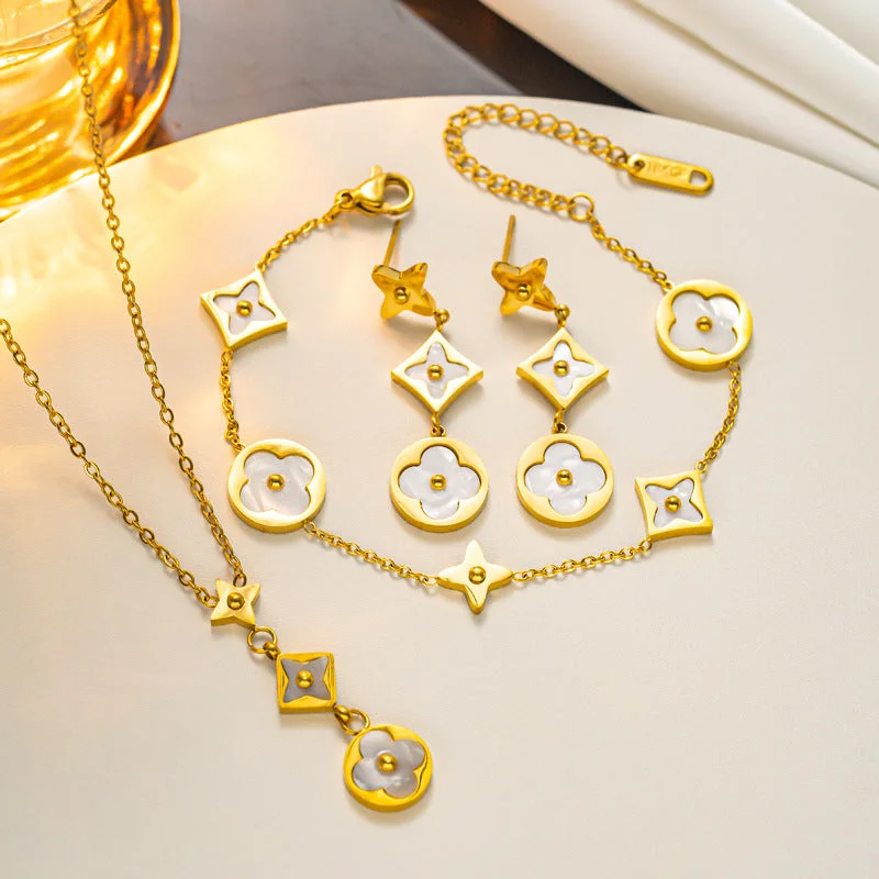 930 Three piece set in gold