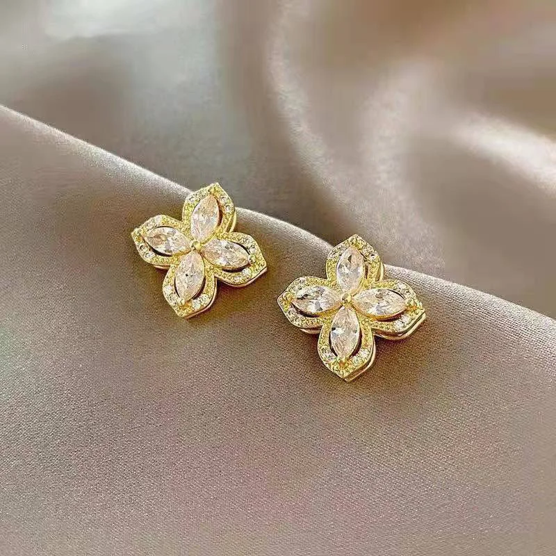 6616 Rotating Clover Earrings