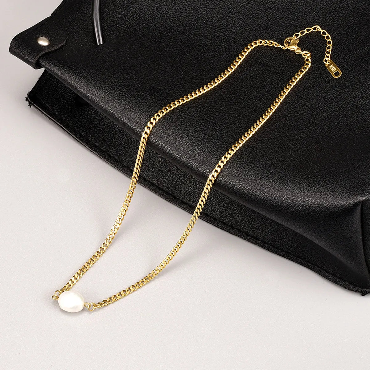 Women’s moonstone necklaces-Simple Pearl Titanium Steel 18k Gold Necklace Clavicle Chain Wholesale