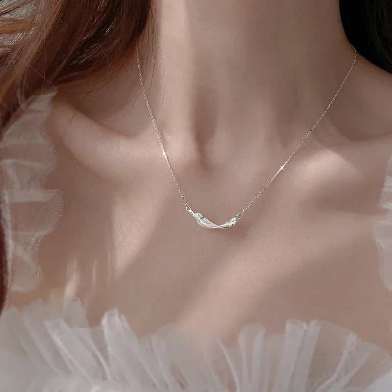 Women’s vintage pearl necklaces-Feather Necklace Simple Pendant Fine Flash Diamond Clavicle Chain