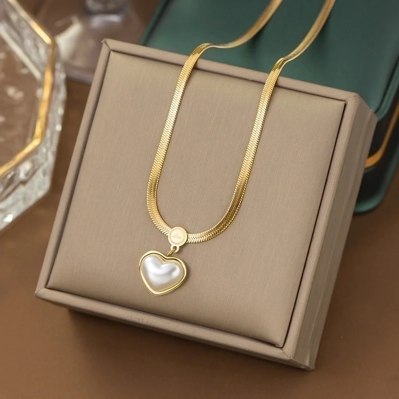 Yc [H6154] White Shell Heart-Shaped Necklace [Gold]