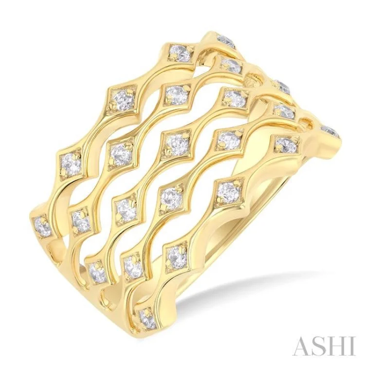 Engagement rings with sapphire center stone for women -1/3 ctw 5-Row Kite-Shaped Link Round Cut Diamond Wide Fashion Band in 14K Yellow Gold