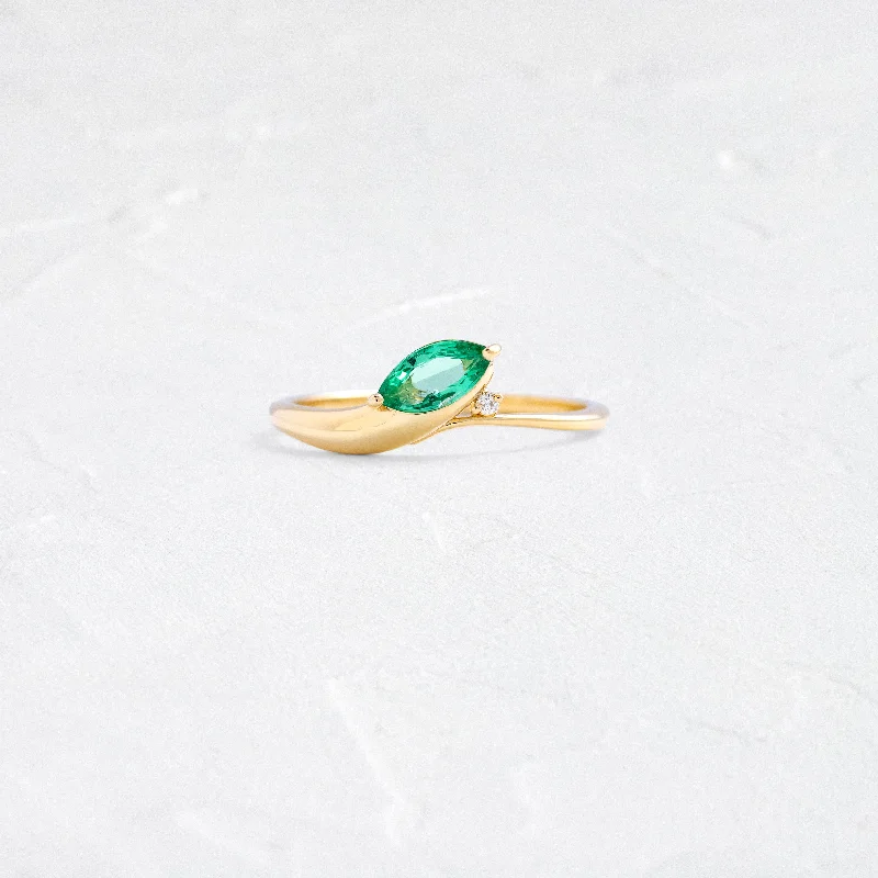 Women’s sterling silver rings-Cresting Ring in Emerald